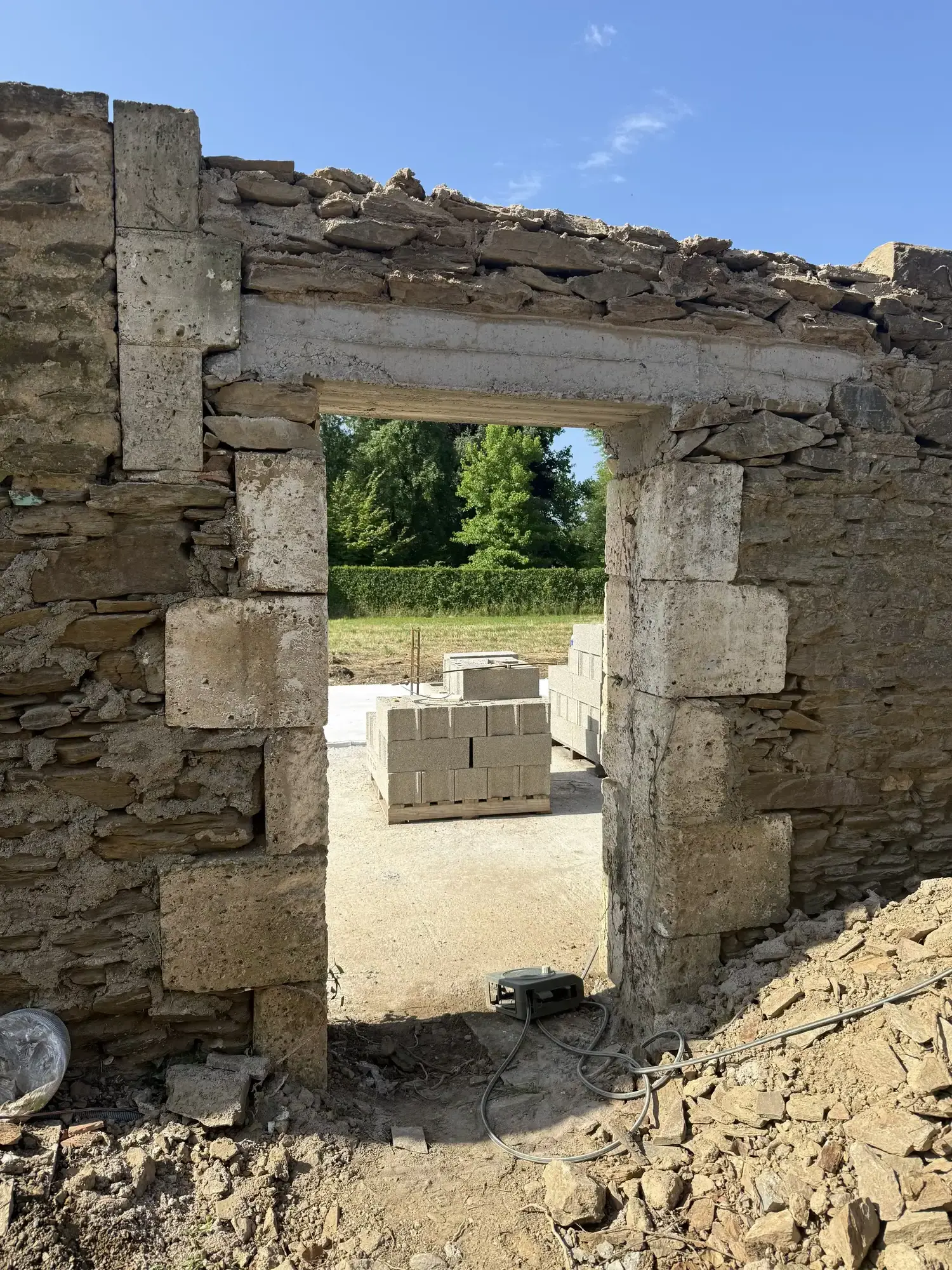 Le Pavillon — greffe contemporaine sur moellon à Montemboeuf